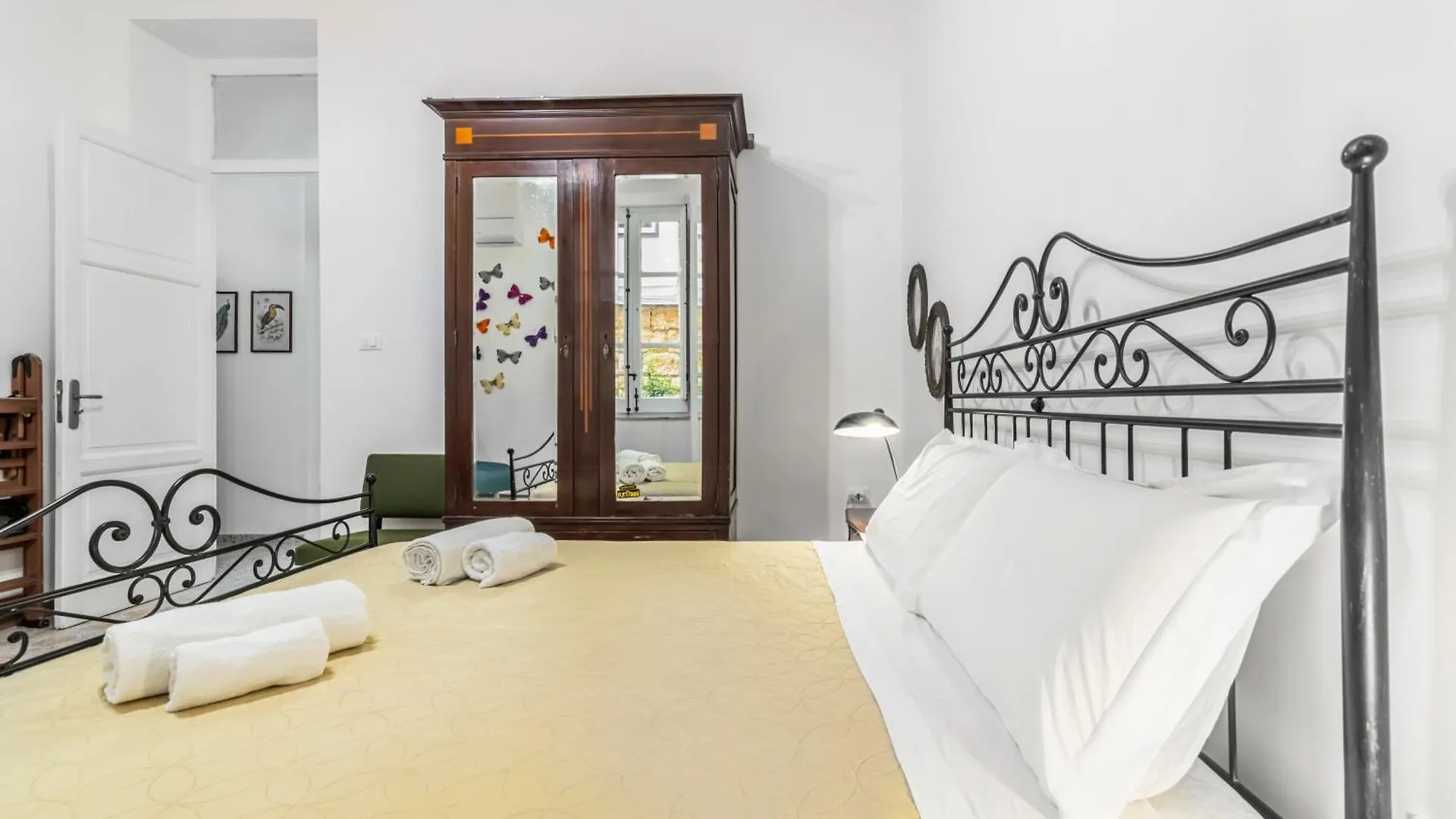 Near Palermo'S Historic Heart - Apt With Courtyard