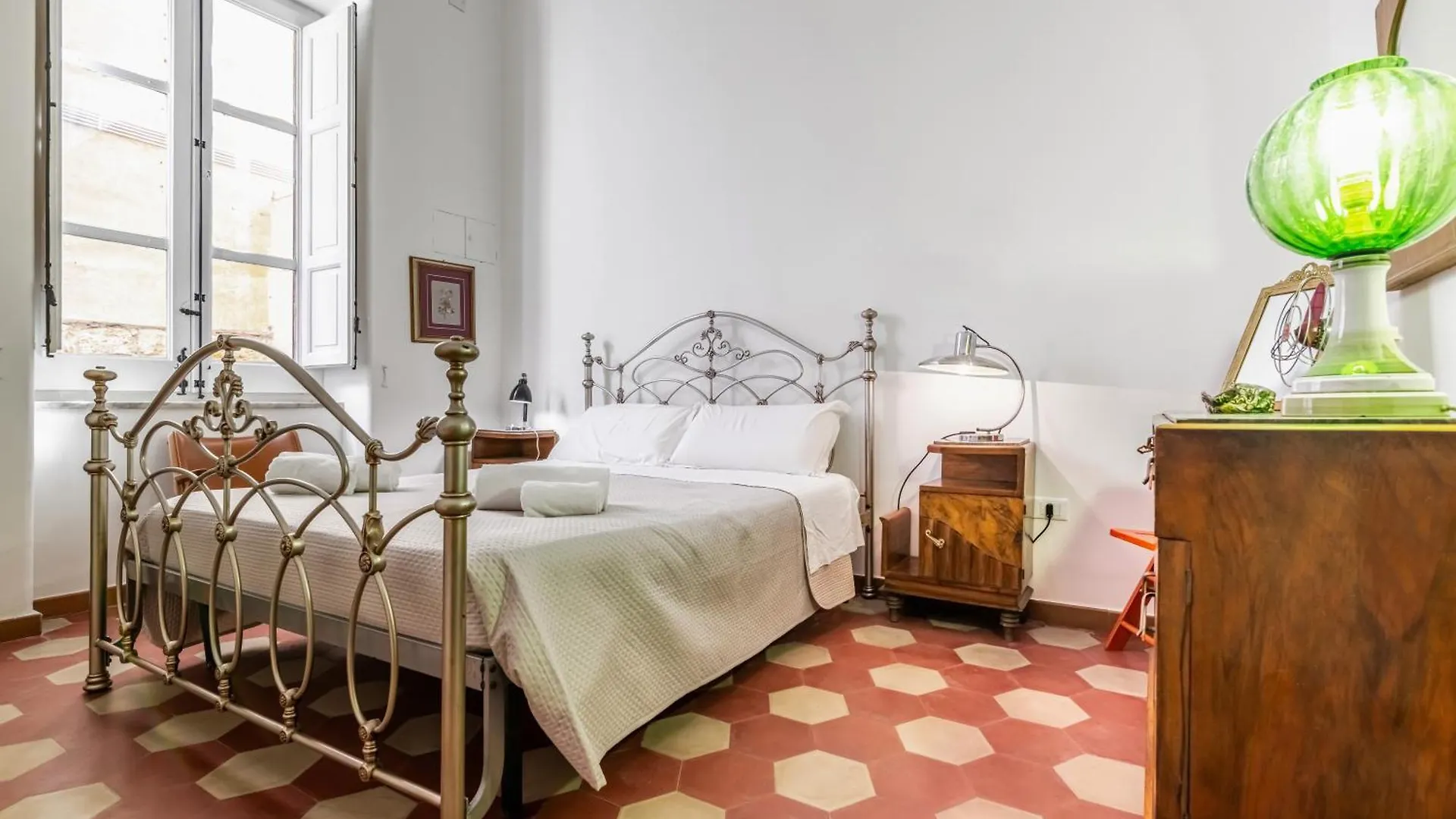 Near Palermo'S Historic Heart - Apt With Courtyard Palermo