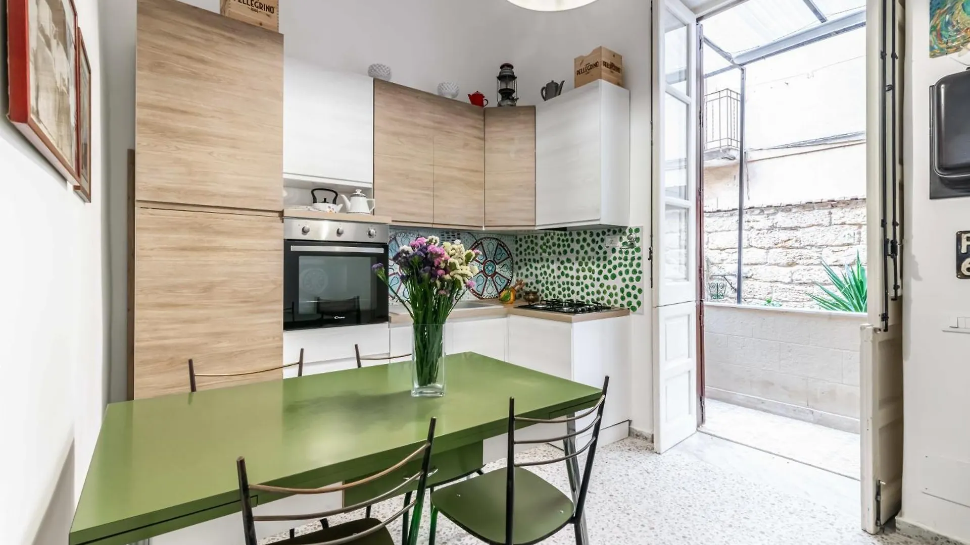Near Palermo'S Historic Heart - Apt With Courtyard