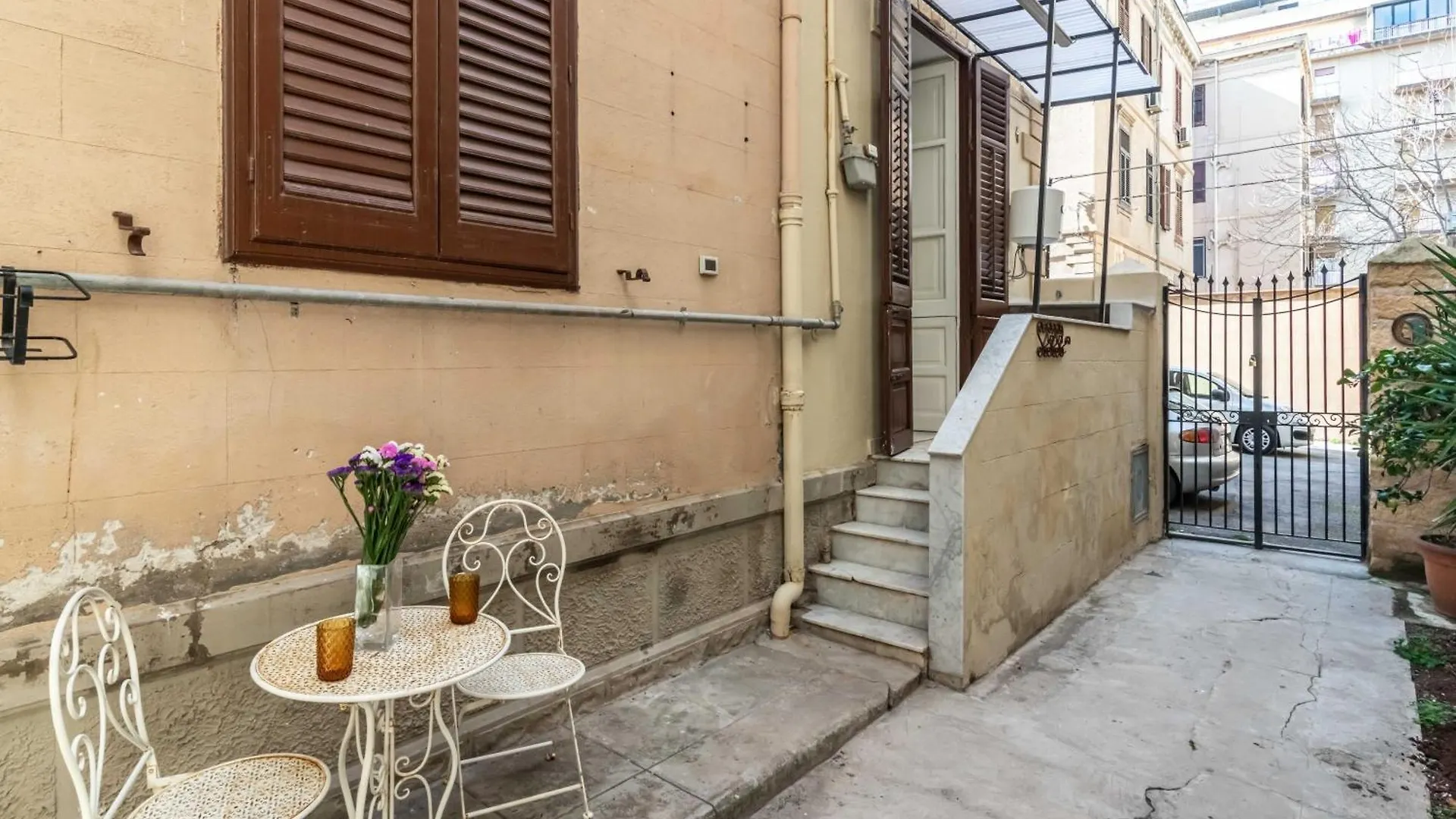 Near Palermo'S Historic Heart - Apt With Courtyard 0*, Palermo Italy