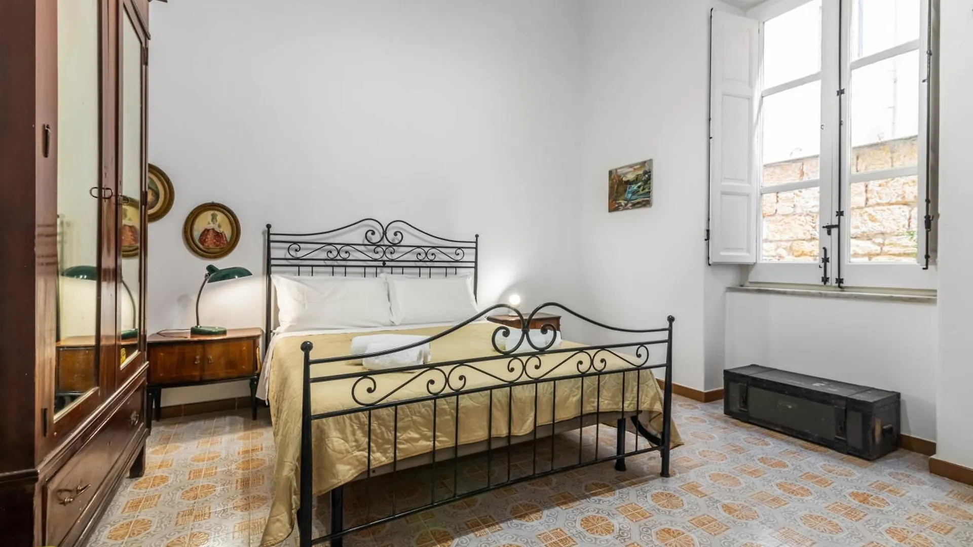 Near Palermo'S Historic Heart - Apt With Courtyard Apartment Palermo