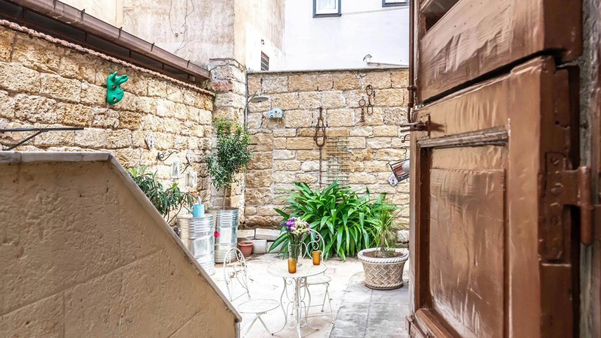 Near Palermo'S Historic Heart - Apt With Courtyard Italy