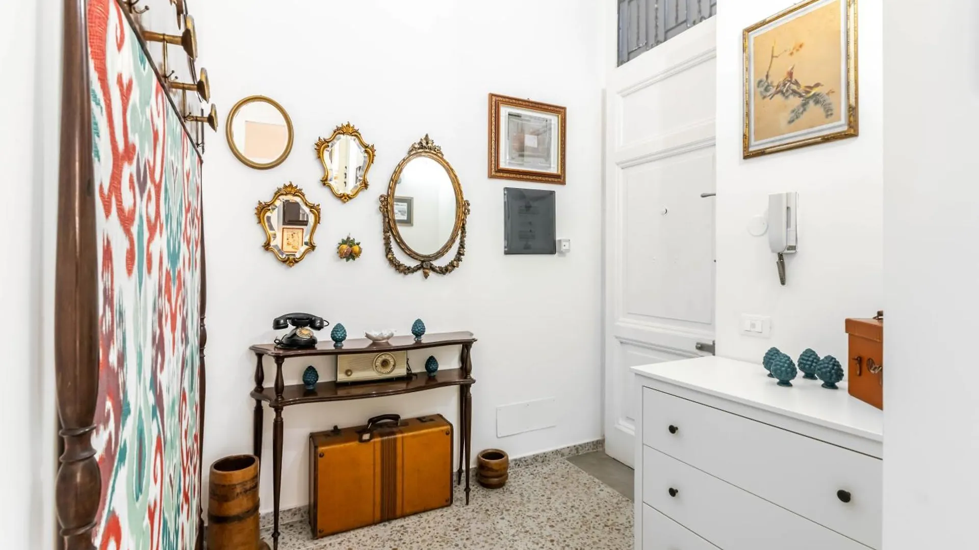 Near Palermo'S Historic Heart - Apt With Courtyard Apartment
